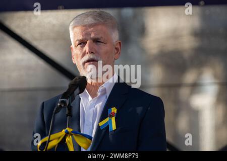 Prag, Tschechische Republik. Februar 2024. Der tschechische Präsident Petr Pavel hat während der Demonstration das Wort gesehen. Tausende von Menschen versammelten sich auf dem Altstädter Ring in Prag, um den zweiten Jahrestag der russischen Invasion in die Ukraine zu feiern. Russische Truppen drangen am 24. Februar 2022 in ukrainisches Gebiet ein und begannen Krieg und Konflikt. Quelle: SOPA Images Limited/Alamy Live News Stockfoto