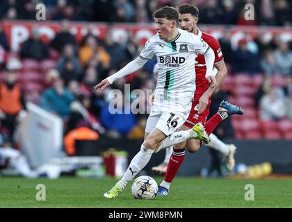 Alfie Devine aus Plymouth Argyle, der beim Sky Bet Championship Match Middlesbrough gegen Plymouth Argyle im Riverside Stadium, Middlesbrough, Großbritannien, 24. Februar 2024 (Foto: Stan Kasala/News Images) Stockfoto