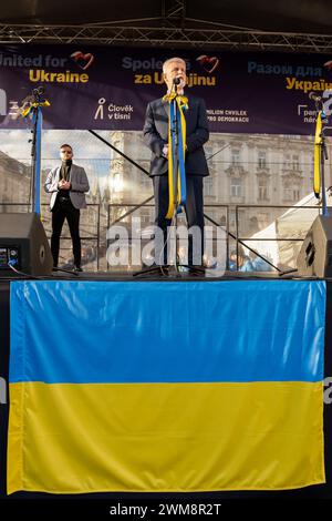 Prag, Tschechische Republik. Februar 2024. Der tschechische Präsident Petr Pavel hat während der Demonstration das Wort gesehen. Tausende von Menschen versammelten sich auf dem Altstädter Ring in Prag, um den zweiten Jahrestag der russischen Invasion in die Ukraine zu feiern. Russische Truppen drangen am 24. Februar 2022 in ukrainisches Gebiet ein und begannen Krieg und Konflikt. (Foto: Tomas Tkacik/SOPA Images/SIPA USA) Credit: SIPA USA/Alamy Live News Stockfoto