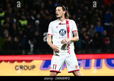 Salerno, Italien. Februar 2024. Milan Djuric von AC Monza sieht sich beim Spiel der Serie A TIM zwischen den USA Salernitana und AC Monza am 24. Februar 2024 im Stadio Arechi in Salerno, Italien, an. Quelle: Nicola Ianuale/Alamy Live News Stockfoto