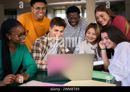 Konzentrierte junge Gruppe von Universitätsstudenten mit Laptop in der Cafeteria auf dem Campus Stockfoto