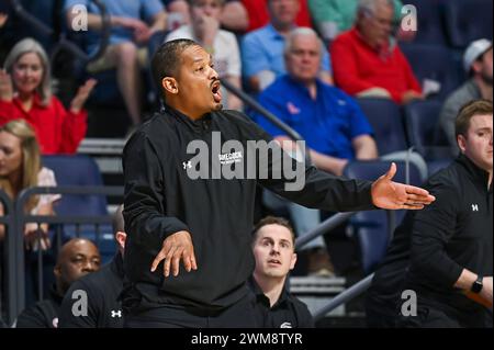 Oxford, MS, USA. Februar 2024. South Carolina Cheftrainer Lamont Paris während des College-Basketballspiels zwischen den South Carolina Gamecocks und den Ole' Miss Rebels am 24. Februar 2024 im SJB Pavilion in Oxford, MS. (Foto: Kevin Langley/CSM). Quelle: csm/Alamy Live News Stockfoto