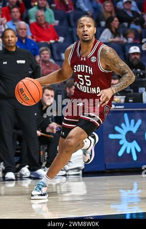 Oxford, MS, USA. Februar 2024. Ta’Lon Cooper (55), der aus South Carolina stammt, bewegt den Ball während des College-Basketballspiels zwischen den South Carolina Gamecocks und den Ole’ Miss Rebels am 24. Februar 2024 im SJB Pavilion in Oxford, MS. (Foto: Kevin Langley/CSM). Quelle: csm/Alamy Live News Stockfoto