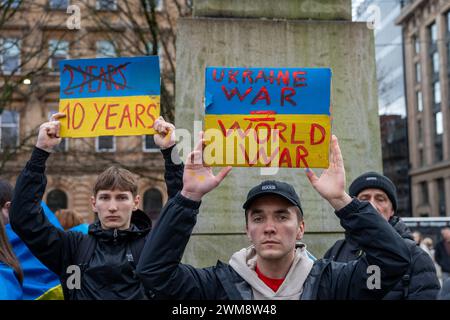 Glasgow, Schottland, Großbritannien. Februar 2024. Ukrainische und Unterstützer versammeln sich auf dem George Square in Glasgow zu einer Kundgebung, gefolgt von einem protestmarsch zum zweiten Jahrestag der russischen Invasion. Quelle: RGass/Alamy Live News Stockfoto