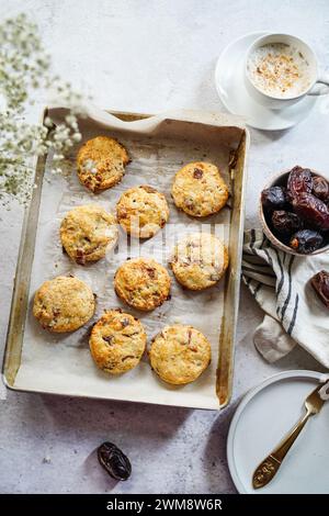 Hausgemachte Dattelscones serviert mit einer Tasse Kaffee und frischem Dattelobst Stockfoto