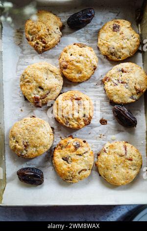 Hausgemachte Dattelscones serviert mit einer Tasse Kaffee und frischem Dattelobst Stockfoto