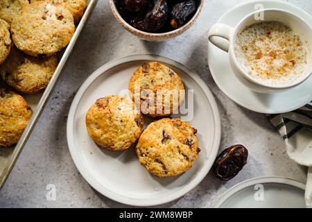 Hausgemachte Dattelscones serviert mit einer Tasse Kaffee und frischem Dattelobst Stockfoto