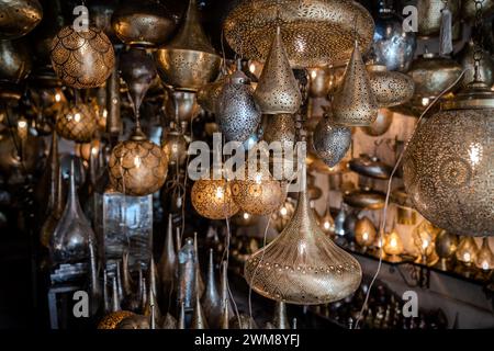 Bronze-Laternen und -Tassen im Basar von marrakesch Stockfoto