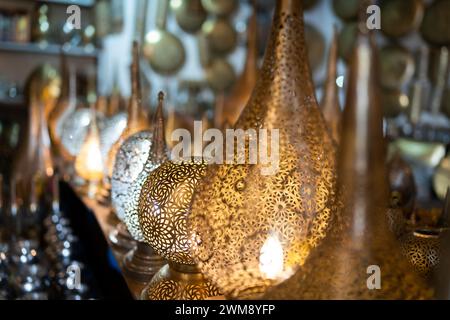 Bronze-Laternen und -Tassen im Basar von marrakesch Stockfoto