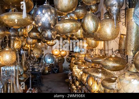 Bronze-Laternen und -Tassen im Basar von marrakesch Stockfoto