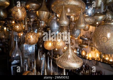 Bronze-Laternen und -Tassen im Basar von marrakesch Stockfoto