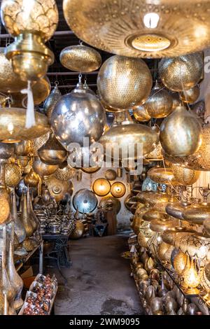 Bronze-Laternen und -Tassen im Basar von marrakesch Stockfoto