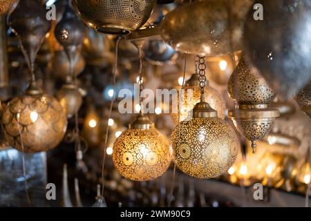 Bronze-Laternen und -Tassen im Basar von marrakesch Stockfoto