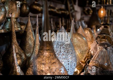 Bronze-Laternen und -Tassen im Basar von marrakesch Stockfoto