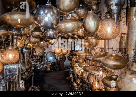 Bronze-Laternen und -Tassen im Basar von marrakesch Stockfoto