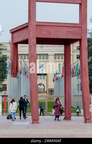 Das Hauptquartier der Vereinten Nationen in Genf. Aufgrund der hohen Energiekosten und der allgemeinen Liquiditätskrise sind mehrere Bürogeschosse und Einrichtungen am Hauptsitz geschlossen, um Ausgaben zu sparen. Die Heizung ist auch abgesenkt und das Licht in vielen Zimmern ausgeschaltet. Stockfoto