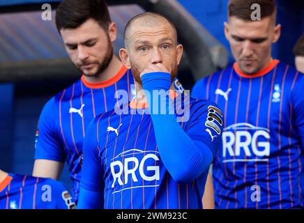 Oldham am Samstag, den 24. Februar 2024. Joe Garner vom Oldham Athletic Association Football Club vor dem Spiel der Vanarama National League zwischen Oldham Athletic und Kidderminster Harriers im Boundary Park, Oldham am Samstag, den 24. Februar 2024. (Foto: Thomas Edwards | MI News) Credit: MI News & Sport /Alamy Live News Stockfoto