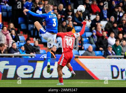 Oldham am Samstag, den 24. Februar 2024. Mark Kitching vom Oldham Athletic Association Football Club kämpft am Samstag, den 24. Februar 2024, mit Ashley Hemmings vom Kidderminster Harriers Football Club im Vanarama National League-Spiel zwischen Oldham Athletic und Kidderminster Harriers im Boundary Park, Oldham. (Foto: Thomas Edwards | MI News) Credit: MI News & Sport /Alamy Live News Stockfoto