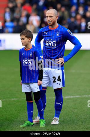 Oldham am Samstag, den 24. Februar 2024. Joe Garner vom Oldham Athletic Association Football Club vor dem Spiel der Vanarama National League zwischen Oldham Athletic und Kidderminster Harriers im Boundary Park, Oldham am Samstag, den 24. Februar 2024. (Foto: Thomas Edwards | MI News) Credit: MI News & Sport /Alamy Live News Stockfoto