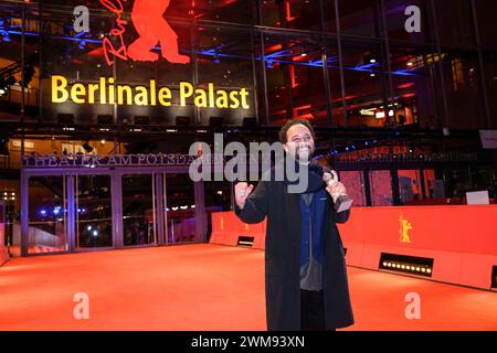 Nelson Carlos de Los Santos Arias fuÌˆr den Film Pepe, Silberner Bär für die beste Regie bei den 74. Internationale Filmfestspiele Berlin, Berlinale. Berlinale Filmfestival *** Nelson Carlos de Los Santos Arien für den Film Pepe, Silberner Bär als bester Regisseur bei den 74. Internationalen Filmfestspielen Berlin, Berlinale Filmfestspiele Stockfoto