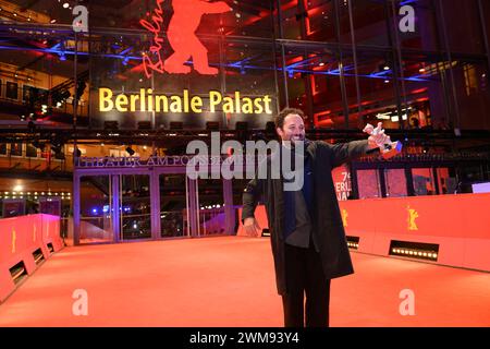 Nelson Carlos de Los Santos Arias fuÌˆr den Film Pepe, Silberner Bär für die beste Regie bei den 74. Internationale Filmfestspiele Berlin, Berlinale. Berlinale Filmfestival *** Nelson Carlos de Los Santos Arien für den Film Pepe, Silberner Bär als bester Regisseur bei den 74. Internationalen Filmfestspielen Berlin, Berlinale Filmfestspiele Stockfoto