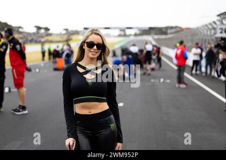 Phillip Island, Australien, 24. Februar 2024. Monster Grid Girl beim 1. Samstag bei den australischen Motul FIM World Superbike Championships auf dem Phillip Island Grand Prix Circuit am 24. Februar 2024 in Phillip Island, Australien. Quelle: Ivica Glavas/Speed Media/Alamy Live News Stockfoto