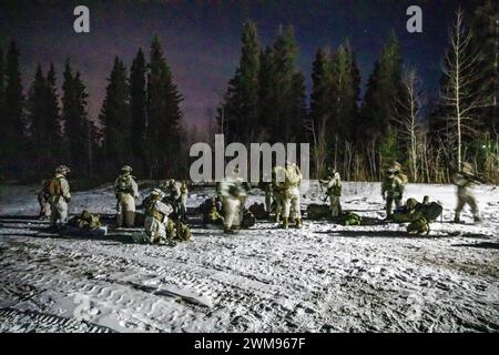 Soldaten der US-Armee, die dem 1. Bataillon, 5. Infanterieregiment, 1. Infanterie-Brigade-Kampfteam, 11. Luftlandedivision, angeschlossen sind, sichern ihre Ausrüstung während des Joint Pacific Multinational Readiness Center 24-02 im Donnelly Training Area, Alaska, 15. Februar 2024. Die Soldaten rüsteten die Ausrüstung für kaltes Wetter aus, um sich einen Kilometer entlang der Waldlinie zu bewegen. Die Arktis ist unnachgiebig und erfordert bewusste, zielgerichtete Führer, die in ihrer Planung und Herangehensweise an den Krieg sorgfältig sind. JPMRC 24-02 ist der Schlüssel, um einige der besten Führer und Soldaten der Armee zu testen. (US Army Phot Stockfoto