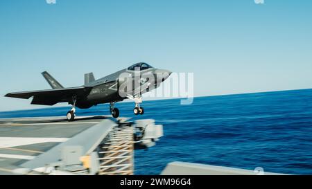 Eine F-35C Lightning II, die an die Strike Fighter Squadron (VFA) 147 angeschlossen ist, startet am 22. Februar 2024 vom Flugzeugträger USS George Washington (CVN 73) der Nimitz-Klasse im Atlantik. George Washington führt TSTA/FEP (Tailored Ships Training Availability and Final Evaluation Problem) durch. TSTA bereitet das Schiff und die Besatzung auf die vollständige Integration in eine Trägerstreikgruppe durch eine Vielzahl von missionskritischen Operationen vor. (Foto der U.S. Navy von Mass Communication Specialist 3rd Class August Clawson) Stockfoto