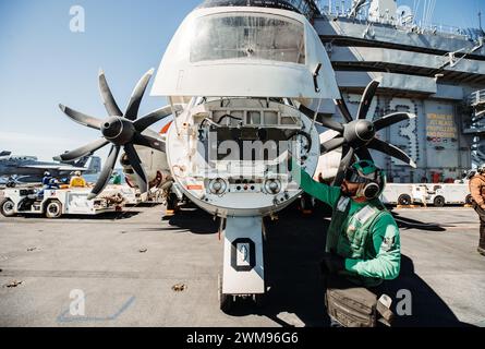 Aircrew Survival Equipmentman 2nd Class Taevon Caldwell aus Los Angeles, der der Airborne Command and Control Squadron (VAW) 116 zugewiesen ist, führt am 22. Februar 2024 Kontrollen an einer E-2C Hawkeye auf dem Flugdeck des Flugzeugträgers USS George Washington (CVN 73) der Nimitz-Klasse im Atlantik durch. George Washington führt TSTA/FEP (Tailored Ships Training Availability and Final Evaluation Problem) durch. TSTA bereitet das Schiff und die Besatzung auf die vollständige Integration in eine Trägerstreikgruppe durch eine Vielzahl von missionskritischen Operationen vor. (Foto der US Navy von Mass Communication Specialist 3rd Class Augu Stockfoto