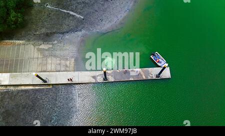 Werfen eines Werfnetzes vom Anleger an der Bootsrampe von Conway Beach, Whitsunday Region, Queensland, Australien Stockfoto