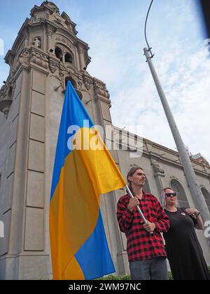 Lima, Peru. Februar 2024. Ein Paar, das eine ukrainische Flagge vor der Kirche Miraflores schwenkt, als ukrainische Einwohner in Peru und Sympathisanten in Lima Straßen gegen den russischen Krieg gegen die Ukraine demonstrieren, im Rahmen der Aktivitäten für die zwei Jahre des heldenhaften Widerstands des ukrainischen Volkes gegen einen Russen Military Invasion Credit: Fotoholica Press Agency/Alamy Live News Stockfoto