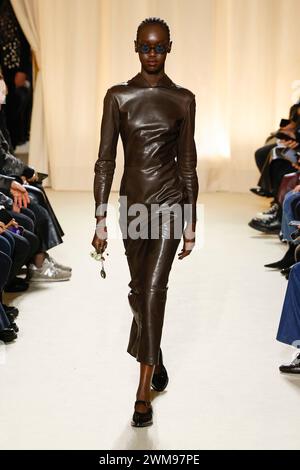Mailand, Italien. Februar 2024. BALLY Herbst/Winter 2024 Runway während der Milan Fashion Week am 2024. Februar - Mailand, Italien 24/02/2024 Credit: dpa/Alamy Live News Stockfoto