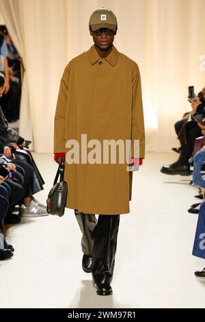Mailand, Italien. Februar 2024. BALLY Herbst/Winter 2024 Runway während der Milan Fashion Week am 2024. Februar - Mailand, Italien 24/02/2024 Credit: dpa/Alamy Live News Stockfoto