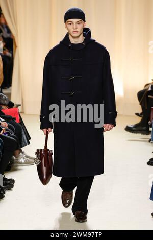 Mailand, Italien. Februar 2024. BALLY Herbst/Winter 2024 Runway während der Milan Fashion Week am 2024. Februar - Mailand, Italien 24/02/2024 Credit: dpa/Alamy Live News Stockfoto