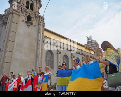 Lima, Peru. Februar 2024. Ukrainische Bewohner in Peru und Sympathisanten demonstrieren in Lima Straßen gegen den russischen Krieg gegen die Ukraine im Rahmen der Aktivitäten für die zwei Jahre des heldenhaften Widerstands des ukrainischen Volkes gegen eine russische militärische Invasion Credit: Fotoholica Press Agency/Alamy Live News Stockfoto