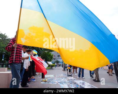 Lima, Peru. Februar 2024. Ukrainische Bewohner in Peru und Sympathisanten demonstrieren in Lima Straßen gegen den russischen Krieg gegen die Ukraine im Rahmen der Aktivitäten für die zwei Jahre des heldenhaften Widerstands des ukrainischen Volkes gegen eine russische militärische Invasion Credit: Fotoholica Press Agency/Alamy Live News Stockfoto