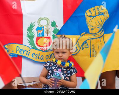 Lima, Peru. Februar 2024. Ukrainisches Mädchen vor einem Banner mit der Aufschrift "Peru ist mit der Ukraine", wenn ukrainische Einwohner in Peru und Sympathisanten in Lima Straßen gegen den russischen Krieg gegen die Ukraine im Rahmen der Aktivitäten für die zwei Jahre des heldenhaften Widerstands des ukrainischen Volkes gegen A demonstrieren russische Militärangreifung Kredit: Fotoholica Presseagentur/Alamy Live News Stockfoto