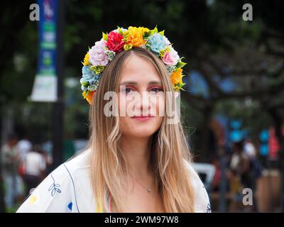 Lima, Peru. Februar 2024. Ukrainische Frau mit Blumenkopf als ukrainische Bewohner in Peru und Sympathisanten in Lima Straßen gegen den russischen Krieg gegen die Ukraine demonstrieren im Rahmen der Aktivitäten für die zwei Jahre des heldenhaften Widerstands des ukrainischen Volkes gegen eine russische militärische Invasion Credit: Fotoholica Presseagentur/Alamy Live News Stockfoto