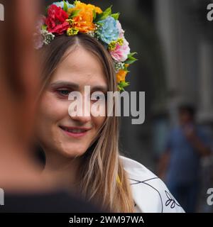 Lima, Peru. Februar 2024. Ukrainische Frau mit Blumenkopf als ukrainische Bewohner in Peru und Sympathisanten in Lima Straßen gegen den russischen Krieg gegen die Ukraine demonstrieren im Rahmen der Aktivitäten für die zwei Jahre des heldenhaften Widerstands des ukrainischen Volkes gegen eine russische militärische Invasion Credit: Fotoholica Presseagentur/Alamy Live News Stockfoto