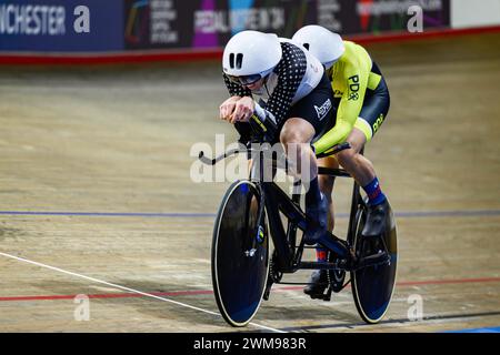 MANCHESTER, GROSSBRITANNIEN. Februar 24. Bates (MBE) Latham vom Team BPM und McDonald Duggleby vom Team PDQ in Paracyling Men's B Pursuit Final of Day 2 Events während der British National Track Championships 2024 im National Cycling Centre am Samstag, den 24. Februar 2024 in MANCHESTER, GROSSBRITANNIEN. Quelle: Taka G Wu/Alamy Live News Stockfoto