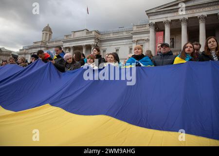 London, Großbritannien. Februar 2024. Am zweiten Jahrestag der russischen Invasion haben sich Demonstranten auf dem Trafalgar-Platz versammelt, um sich solidarisch mit der Ukraine zu zeigen. Quelle: Kiki Streitberger/Alamy Live News Stockfoto
