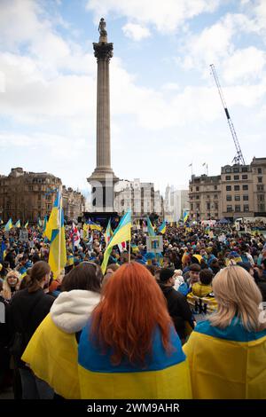 London, Großbritannien. Februar 2024. Am zweiten Jahrestag der russischen Invasion haben sich Demonstranten auf dem Trafalgar-Platz versammelt, um sich solidarisch mit der Ukraine zu zeigen. Quelle: Kiki Streitberger/Alamy Live News Stockfoto