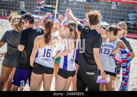 Houston, Texas, USA. Februar 2024. Spieler und Trainer der Washington Huskies treffen sich nach dem NCAA-Beachvolleyball-Spiel zwischen den TCU Horned Frogs und den Washington Huskies im Third Coast College Classic 2024, das von der Houston Christian University am Third Coast Volleyball in Houston, Texas, veranstaltet wird. Prentice C. James über Cal Sport Media/Alamy Live News Stockfoto