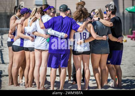 Houston, Texas, USA. Februar 2024. Spieler und Trainer der Washington Huskies treffen sich nach dem NCAA-Beachvolleyball-Spiel zwischen den TCU Horned Frogs und den Washington Huskies im Third Coast College Classic 2024, das von der Houston Christian University am Third Coast Volleyball in Houston, Texas, veranstaltet wird. Prentice C. James über Cal Sport Media/Alamy Live News Stockfoto