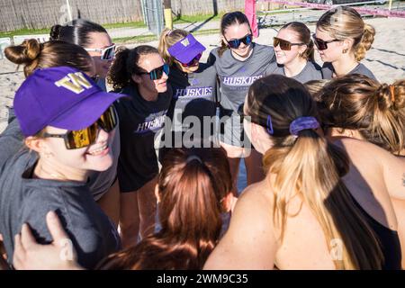 Houston, Texas, USA. Februar 2024. Spieler und Trainer der Washington Huskies treffen sich nach dem NCAA-Beachvolleyball-Spiel zwischen den TCU Horned Frogs und den Washington Huskies im Third Coast College Classic 2024, das von der Houston Christian University am Third Coast Volleyball in Houston, Texas, veranstaltet wird. Prentice C. James über Cal Sport Media/Alamy Live News Stockfoto