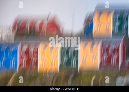 Intentional Camera Movement (ICM) kreiert einzigartige Muster von Häusern in Sisimiut, die in hellen Rot-, Gelb-, Blau- und Grüntönen gemalt sind. Stockfoto