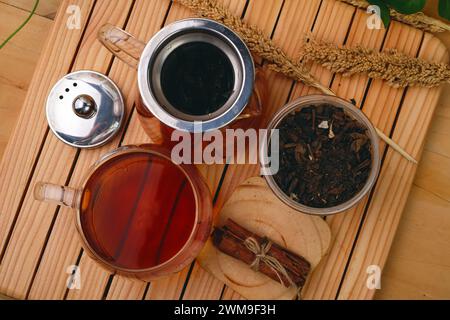 Heißes Kräutertee-Getränk in Glaskomposition mit Zimt auf einer Holzpalette Stockfoto