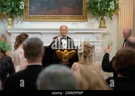 Washington, Usa. Februar 2024. US-Präsident Joe Biden begrüßt Gouverneure und ihre Ehepartner zu einem Abendessen im Weißen Haus in Washington, DC, während der Jahrestagung der National Governors Association am 24. Februar 2024. Credit: Chris Kleponis/Pool über CNP Credit: Abaca Press/Alamy Live News Stockfoto