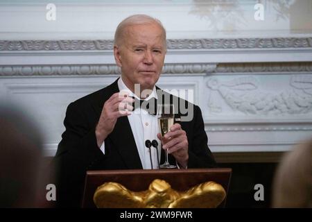 Washington, Usa. Februar 2024. US-Präsident Joe Biden begrüßt Gouverneure und ihre Ehepartner zu einem Abendessen im Weißen Haus in Washington, DC, während der Jahrestagung der National Governors Association am 24. Februar 2024. Credit: Chris Kleponis/Pool über CNP Credit: Abaca Press/Alamy Live News Stockfoto