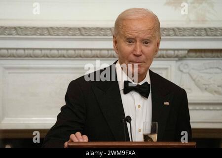 Washington, Usa. Februar 2024. US-Präsident Joe Biden begrüßt Gouverneure und ihre Ehepartner zu einem Abendessen im Weißen Haus in Washington, DC, während der Jahrestagung der National Governors Association am 24. Februar 2024. Credit: Chris Kleponis/Pool über CNP Credit: Abaca Press/Alamy Live News Stockfoto